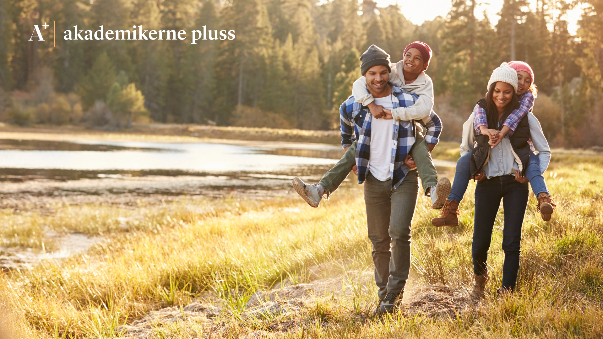 Illustrasjonsbilde for forsikringene du trenger: Familie på skogstur