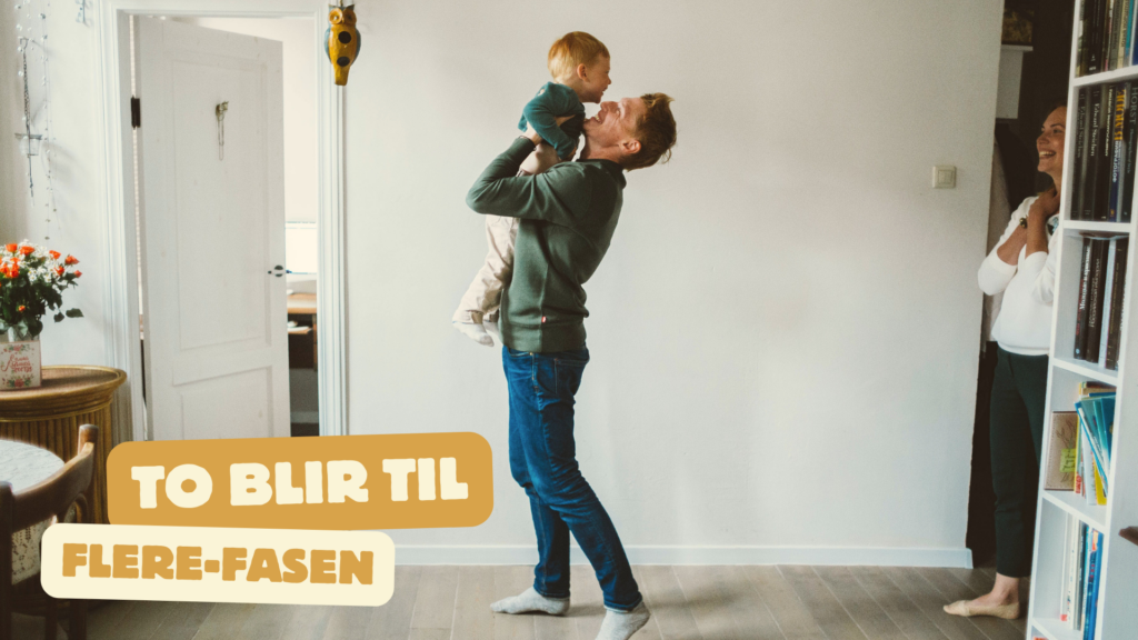 Illustrasjonsbilde for forsikringene du trenger som nyetablert: En far holder opp sønnen sin mot taket, mor står bak og ser på dem.