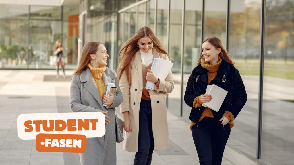 Illustrasjonsbilde for forsikringene du trenger som student: Tre unge studenter som går langs campus