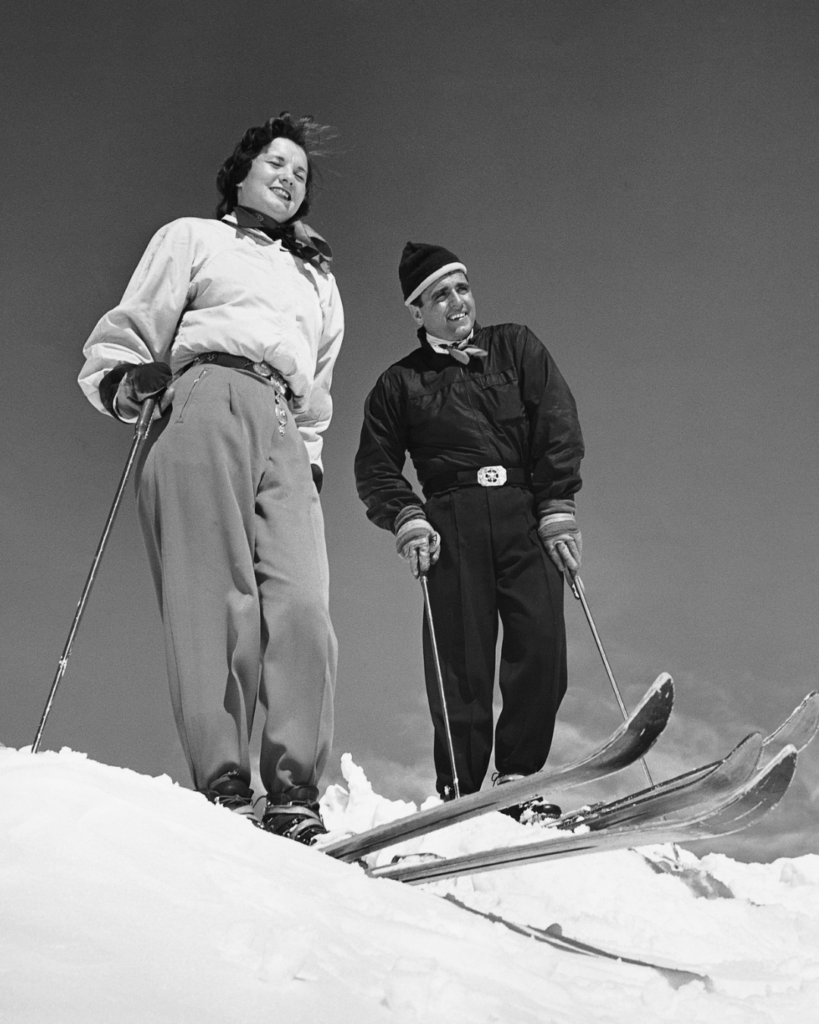 Vintermoro! Svart-hvitt bilde av en kvinne og en mann som står på ski